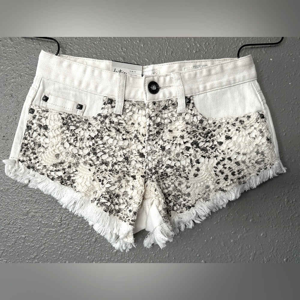 Day Trip Capricorn Size 25 White Lace Embroidered Fringe Cut-Off Shorts NWT
